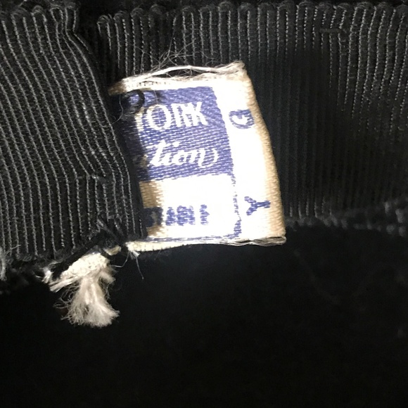 SWANKY 1940s' BLACK FELT TILT HAT WITH RED BAKELITE TRIM - Picture 12 of 12